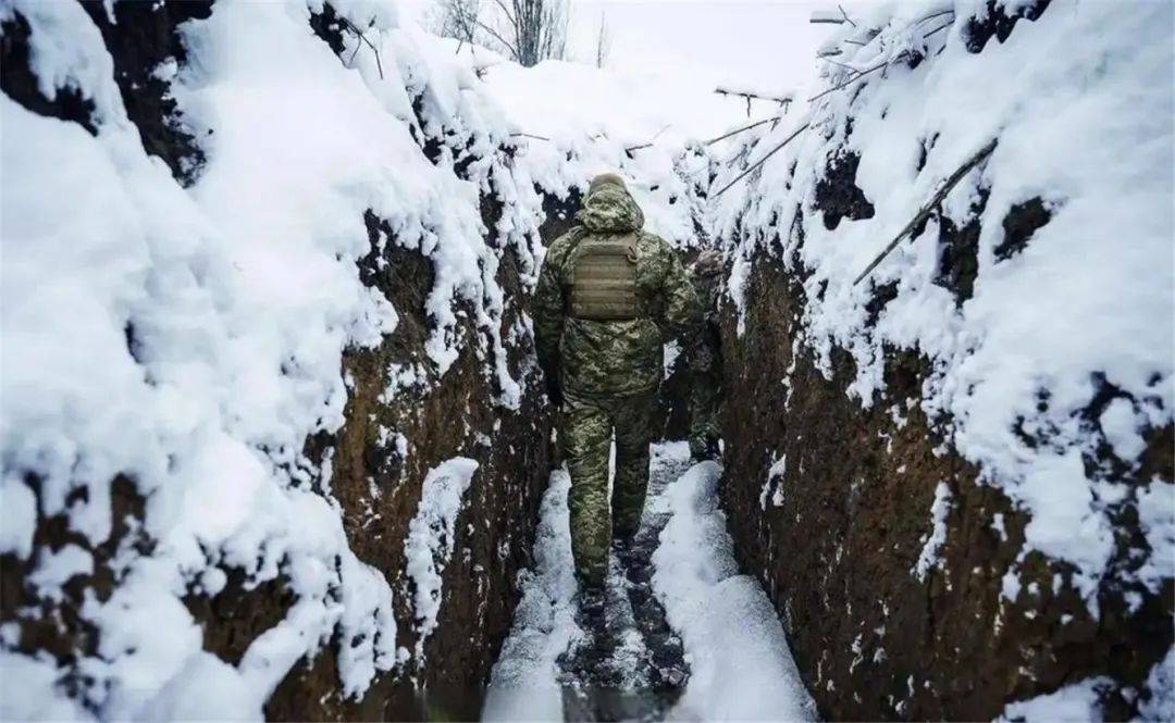 皇冠信用盘会员开户_没法打了皇冠信用盘会员开户，一条死亡公路被炸出，乌军6个旅被打垮，残军抗命撤退