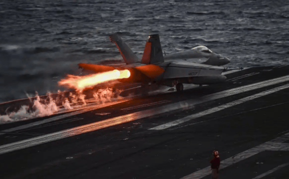 网上买球怎么买_美航母现场爆炸！8 万吨巨舰被炸出 7 个大洞网上买球怎么买，134 名士兵遇难损失惊人