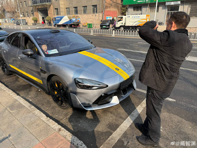 如何申请皇冠信用网
_小孩哥下楼看小米SU7 Ultra如何申请皇冠信用网
,冲回家拿车模送车主