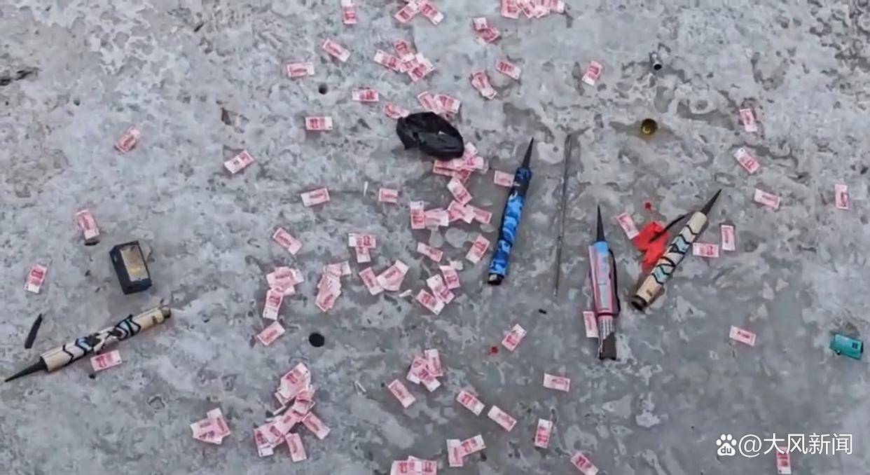 皇冠信用出租代理
_网友发视频称大桥下发现大量疑似百元大钞皇冠信用出租代理
,山西吕梁民警借助消防梯踩冰捡拾,详情尚在进一步调查