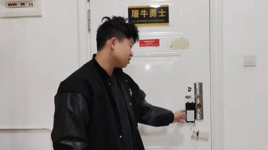 皇冠信用网代理注册
_这室友靠谱!长沙一学生花80元为宿舍自制指纹锁:从小喜欢捣鼓皇冠信用网代理注册
,做出来感觉特别爽