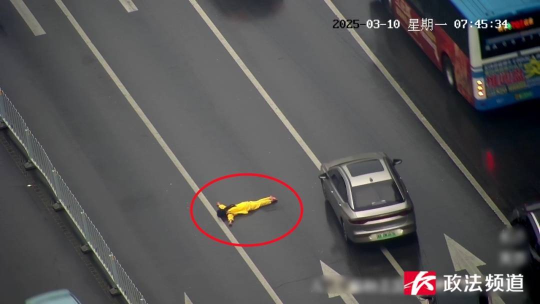 皇冠登3管理出租
_女子在车流中穿行皇冠登3管理出租
,看见交警后竟直接跳到他身上