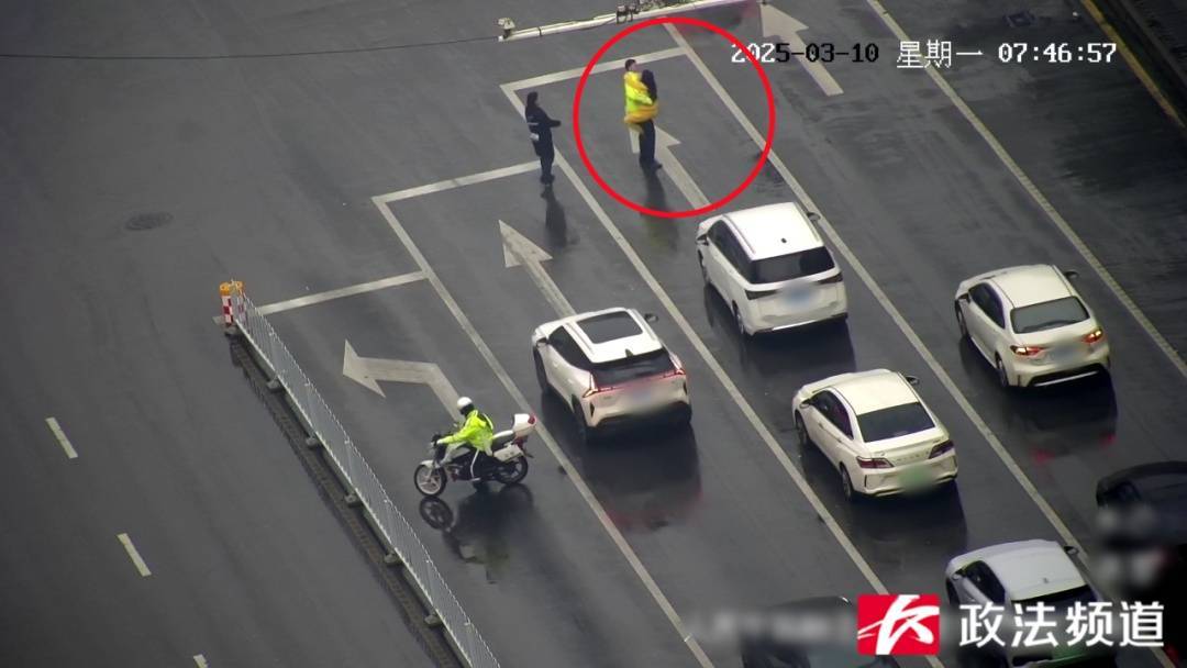 皇冠登3管理出租
_女子在车流中穿行皇冠登3管理出租
,看见交警后竟直接跳到他身上