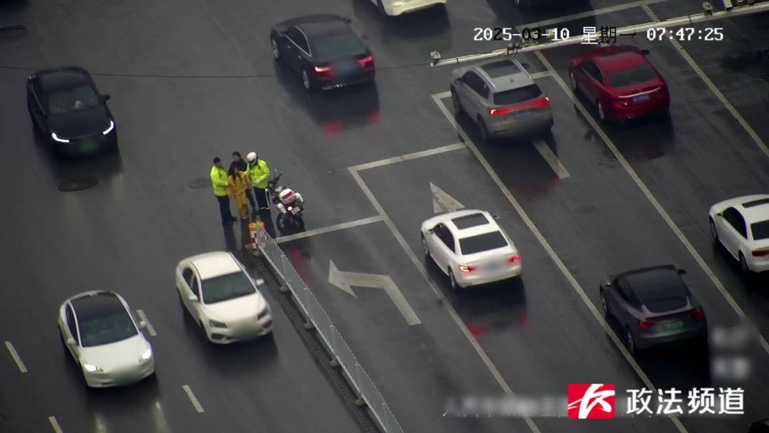 皇冠登3管理出租
_女子在车流中穿行皇冠登3管理出租
,看见交警后竟直接跳到他身上