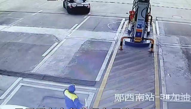 皇冠信用网押金多少
_男子开保时捷加油后逃单皇冠信用网押金多少
,湖北十堰一加油站大姐赔500多元油费?公司:当天已返还