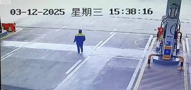 皇冠信用网押金多少
_男子开保时捷加油后逃单皇冠信用网押金多少
,湖北十堰一加油站大姐赔500多元油费?公司:当天已返还