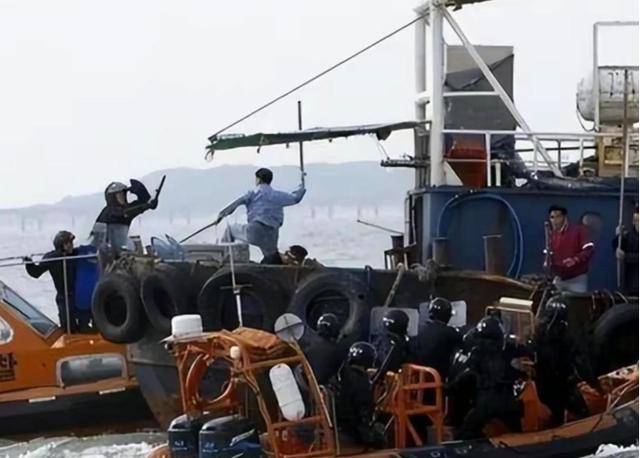 皇冠信用网_中韩海警对峙2小时皇冠信用网，中方持刀拦截，被强占25年苏岩礁有望收回？