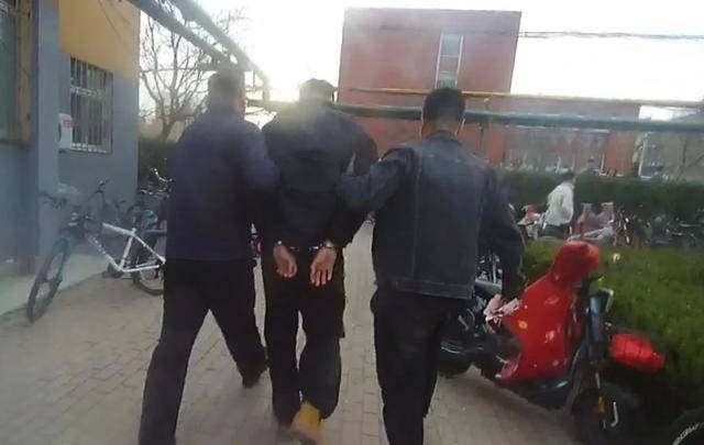 皇冠信用網占成代理
_他早上九点装“孙子”皇冠信用網占成代理
,下午五点戴上“银镯子”……