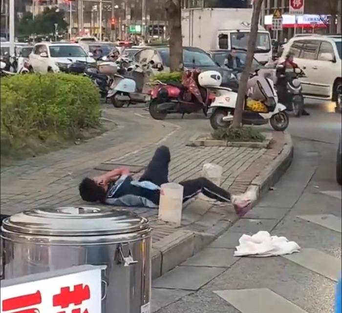 皇冠信用网在线注册
_广西南宁一学生被蜜蜂“围殴”倒地 当地警方:正进行24小时留院观察