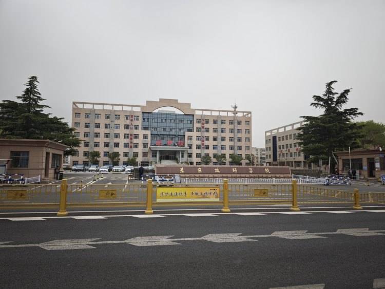 皇冠信用网怎么代理_山东一任教31年教师临近退休突遭解聘皇冠信用网怎么代理，学校回应