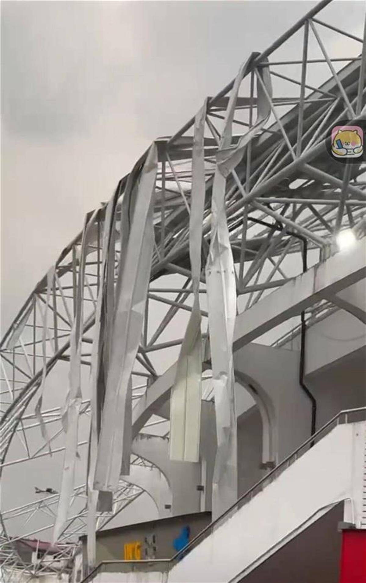 皇冠皇冠足球平台_鹰潭一体育场顶部构件被大风吹落皇冠皇冠足球平台，体育局：室内训练不受影响