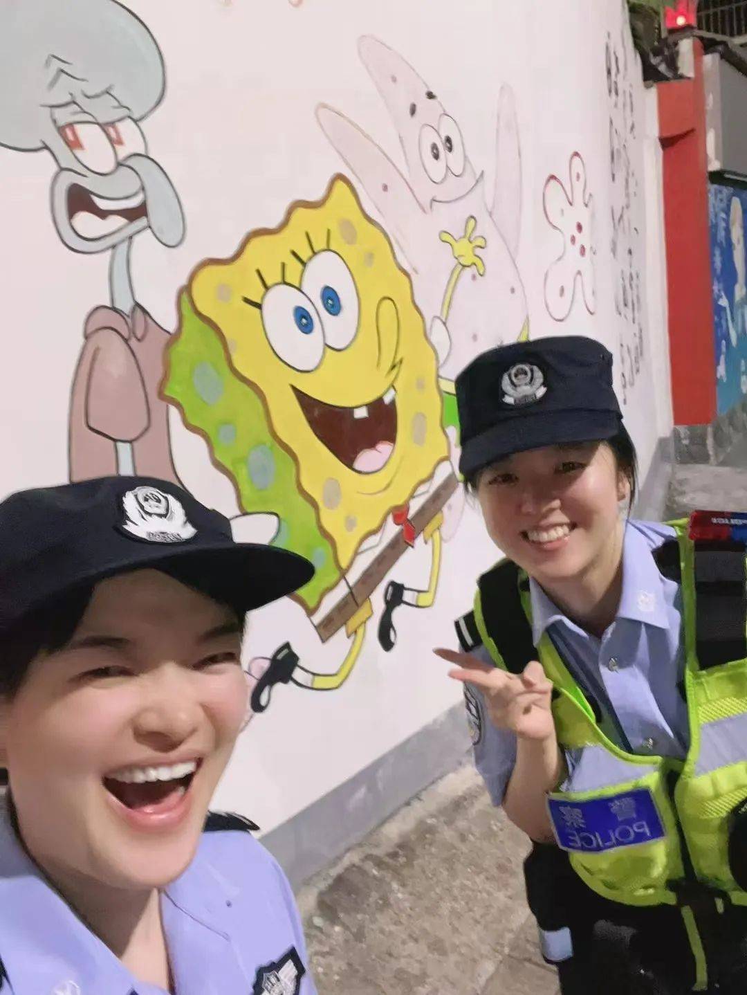 皇冠信用網会员_秒懂！杭州姑娘出差途中“搭讪”路人皇冠信用網会员，网友：“撩”得太及时！