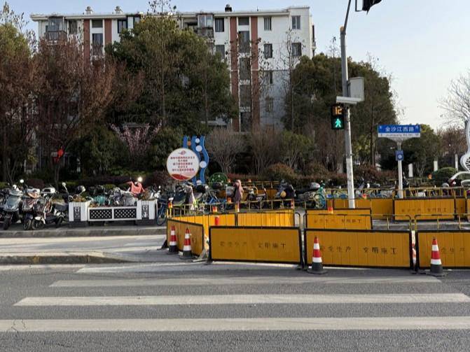 如何申请皇冠信用網_上海女子崩溃：就住在地铁口如何申请皇冠信用網，但出行一点也不方便！不到50米的路，充满各种障碍→