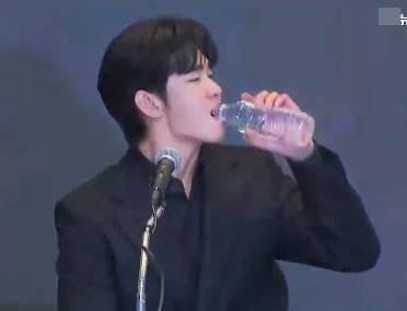 信用網如何申请
_金秀贤为何在记者会上多次喝水信用網如何申请
,网友请DeepSeek解读