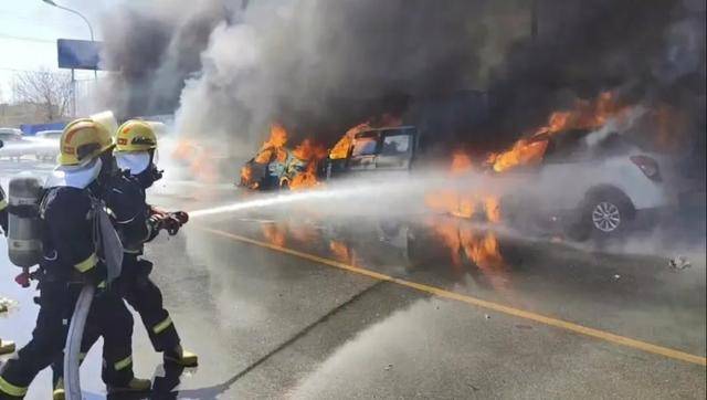 如何申请到皇冠信用_北京朝阳一路口起火如何申请到皇冠信用，7辆车烧毁2辆烧损！一女子被刑拘