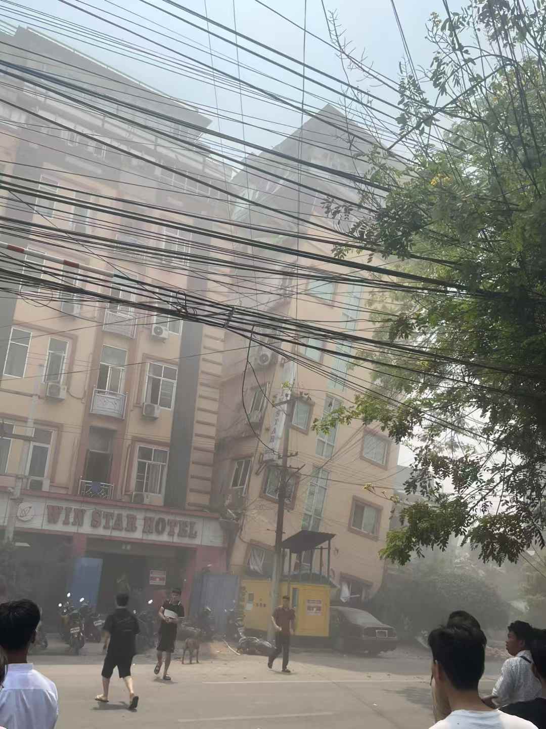 信用网皇冠申请注册_地震救援黄金72小时已过 曼德勒一处倒塌酒店尚埋着多名中国务工者｜封面头条