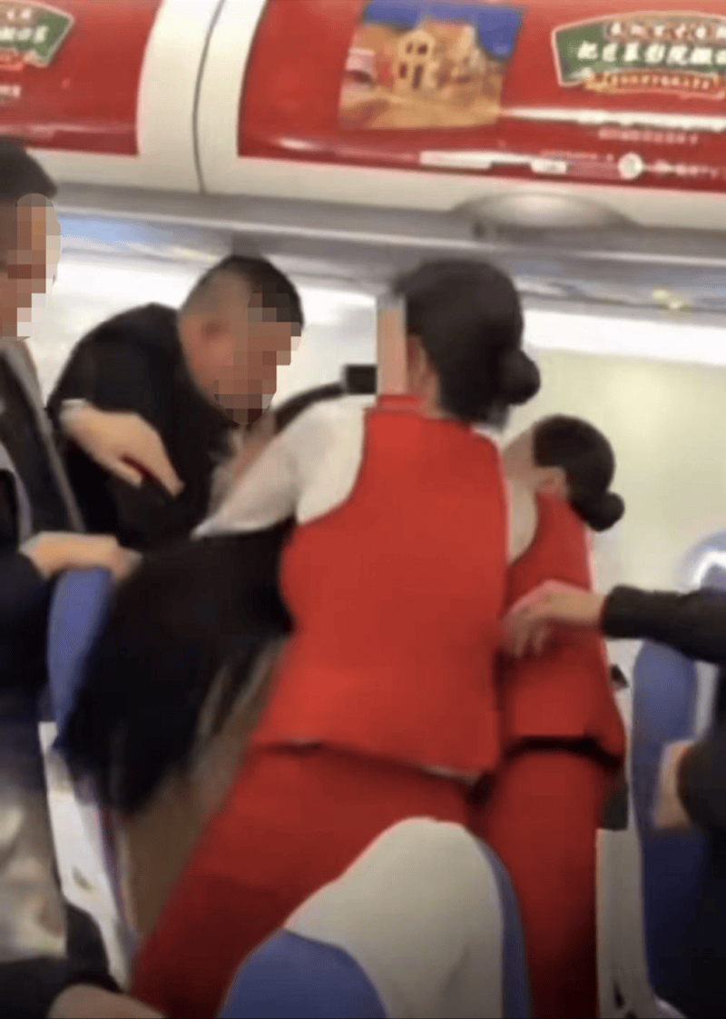 皇冠信用网会员开户_深航乘客“互嫌味道刺鼻”机上打架皇冠信用网会员开户，乘务员手受伤！警方介入