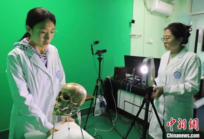 皇冠足球平台代理_四川大学师生利用生成式AI技术为205名烈士复原容貌