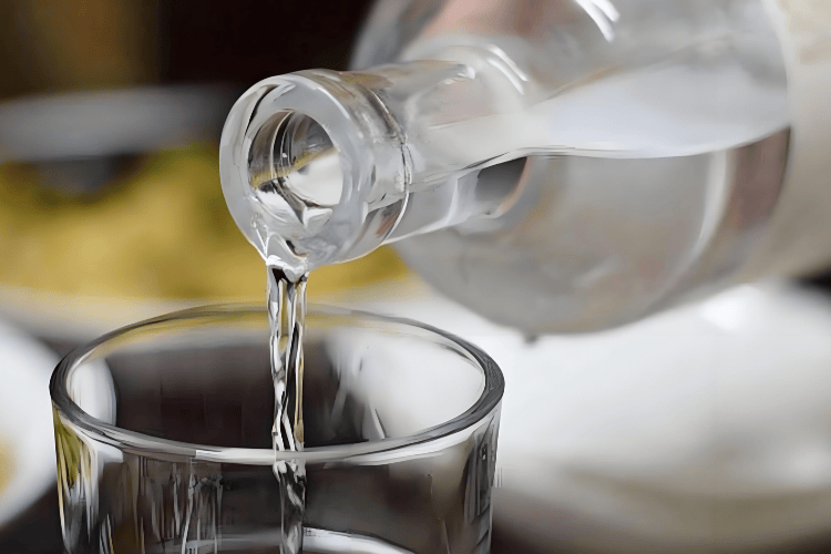 信用平台出租_毕节一公司在食堂接待信用平台出租，10人就餐8人喝白酒！总经理被撤职