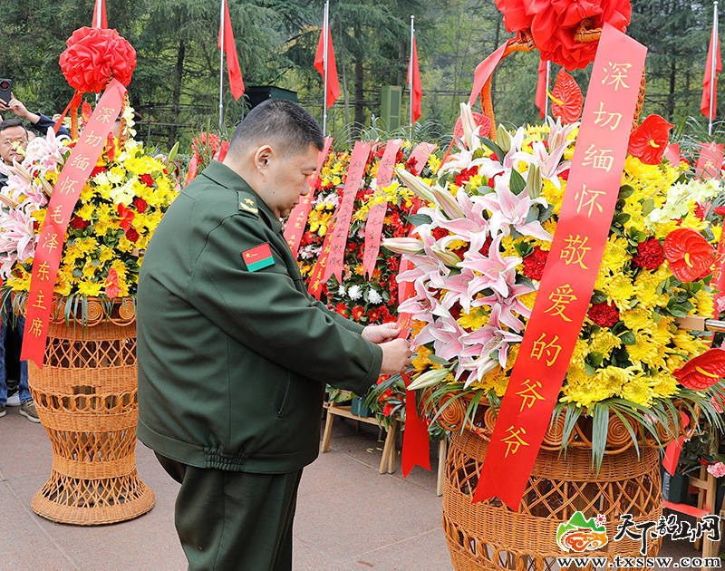 皇冠信用網代理流程_毛新宇携家人清明回韶祭祖