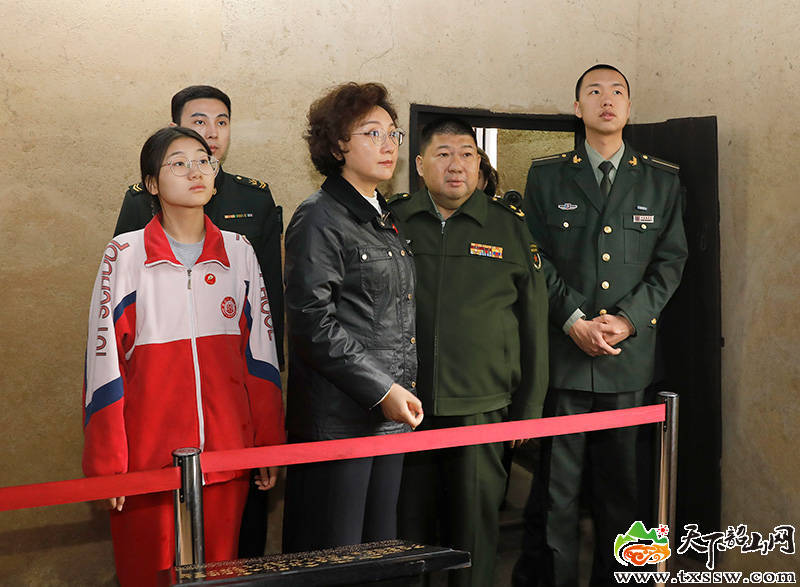 皇冠信用網代理流程_毛新宇携家人清明回韶祭祖