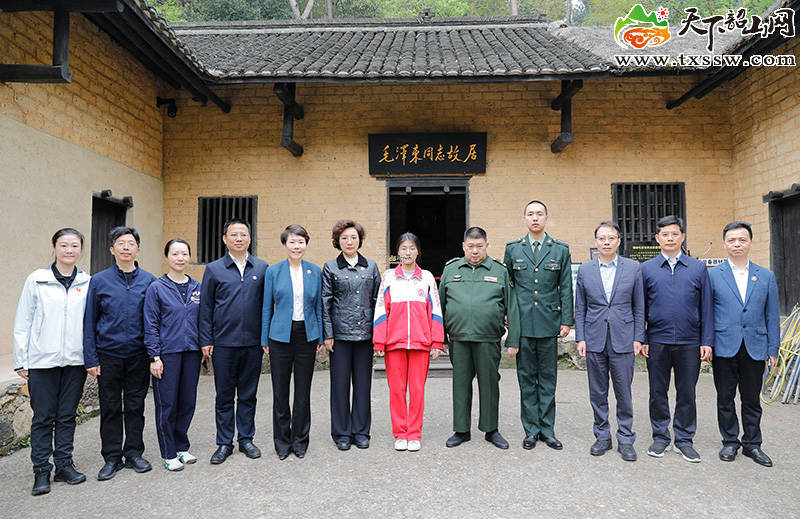 皇冠信用網代理流程_毛新宇携家人清明回韶祭祖