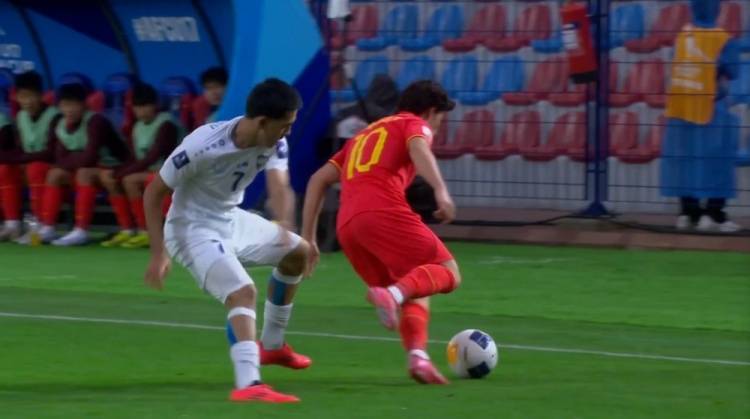 皇冠信用網账号申请_半场-国少暂1-1乌兹别克斯坦 张城瑞补射破门依合散神扑救险