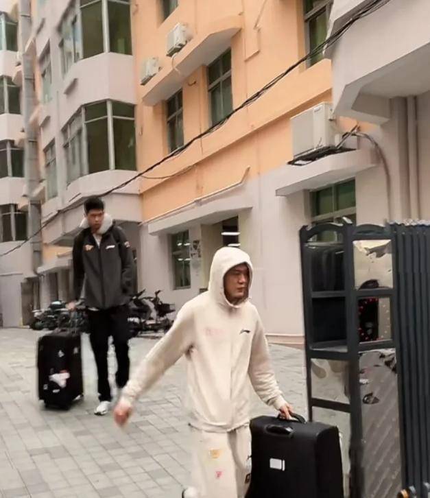 皇冠信用網在线开户_杜锋带13人出征上海！4外援+23兄弟皇冠信用網在线开户，贝贝获重用