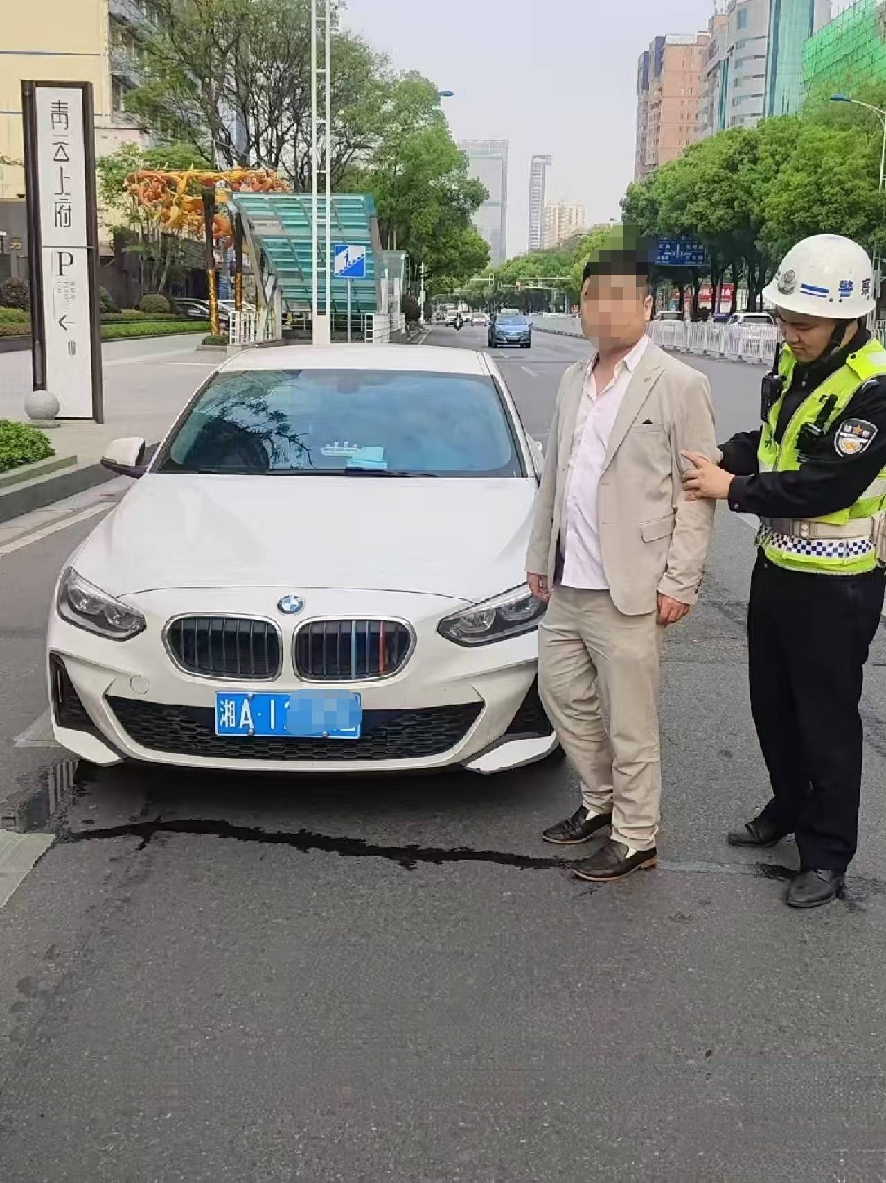 皇冠信用網会员申请_“记得叫了代驾”皇冠信用網会员申请，长沙宝马车主在酒吧通宵聚会后大白天竟停路中间睡觉，交警：醉驾！