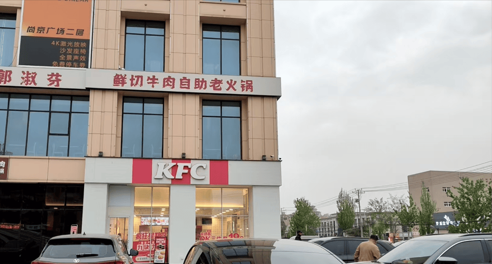 皇冠信用網在哪里开通_河北三河禁用红蓝黑招牌皇冠信用網在哪里开通，临街肯德基、米村拌饭的招牌仍为红色；米村拌饭员工：收到整改通知还未改