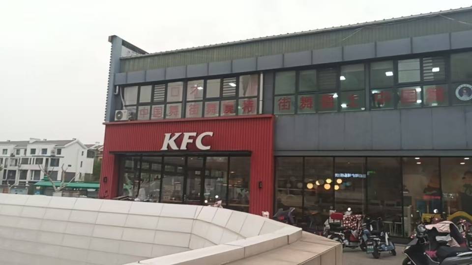 皇冠信用網在哪里开通_河北三河禁用红蓝黑招牌皇冠信用網在哪里开通，临街肯德基、米村拌饭的招牌仍为红色；米村拌饭员工：收到整改通知还未改