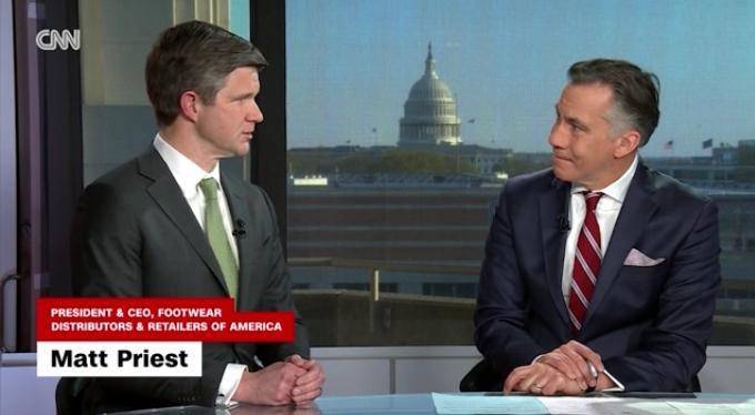 足球角球_美机构总裁：美国加税或让“150美元的球鞋涨到230美元”