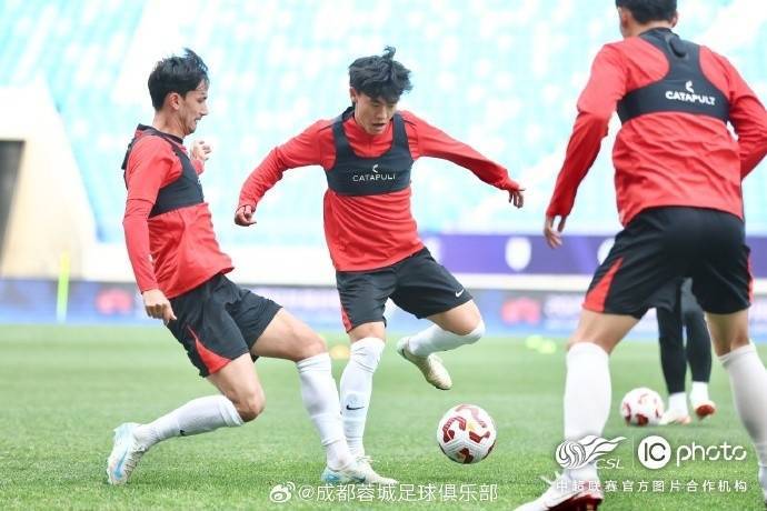 传说对决: ROV PRO LEAGUE(5场_成都蓉城队主教练徐正源和球员古尔芬克尔出席传说对决: ROV PRO LEAGUE(5场了赛前新闻发布会