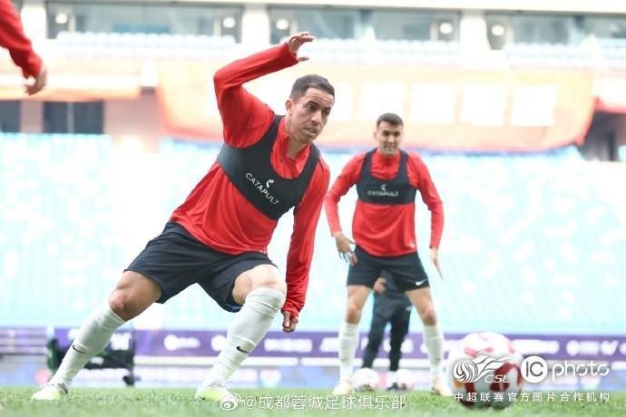 传说对决: ROV PRO LEAGUE(5场_成都蓉城队主教练徐正源和球员古尔芬克尔出席传说对决: ROV PRO LEAGUE(5场了赛前新闻发布会