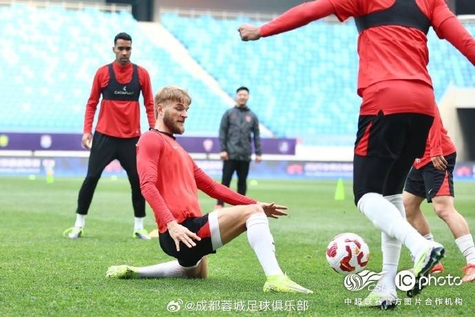 传说对决: ROV PRO LEAGUE(5场_成都蓉城队主教练徐正源和球员古尔芬克尔出席传说对决: ROV PRO LEAGUE(5场了赛前新闻发布会