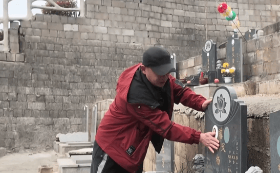 皇冠信用網登1,登2,登3出租
_贵阳一男子到公墓祭奠亡妻皇冠信用網登1,登2,登3出租
,却发现骨灰竟然不见了!得知真相后,他心酸又无奈......