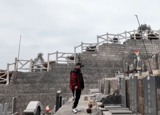 皇冠信用網登1,登2,登3出租
_贵阳一男子到公墓祭奠亡妻皇冠信用網登1,登2,登3出租
,却发现骨灰竟然不见了!得知真相后,他心酸又无奈......