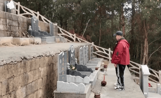 皇冠信用網登1,登2,登3出租
_贵阳一男子到公墓祭奠亡妻皇冠信用網登1,登2,登3出租
,却发现骨灰竟然不见了!得知真相后,他心酸又无奈......