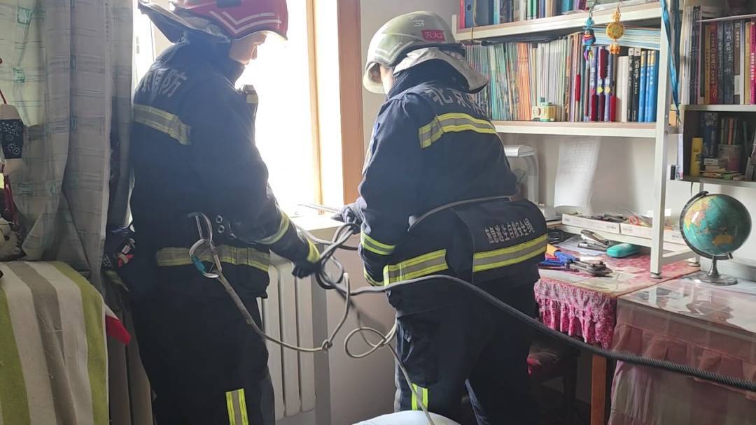 皇冠代理联系方式_北京狂风中一家住户热水器掉落皇冠代理联系方式！北京消防紧急处置！