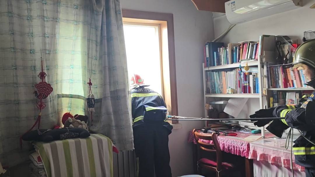 皇冠代理联系方式_北京狂风中一家住户热水器掉落皇冠代理联系方式！北京消防紧急处置！