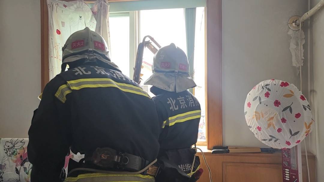 皇冠代理联系方式_北京狂风中一家住户热水器掉落皇冠代理联系方式！北京消防紧急处置！