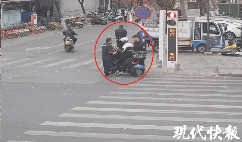 皇冠信用网在线申请
_只因“多看一眼”皇冠信用网在线申请
,南京民警上厕所途中“顺手”抓贼