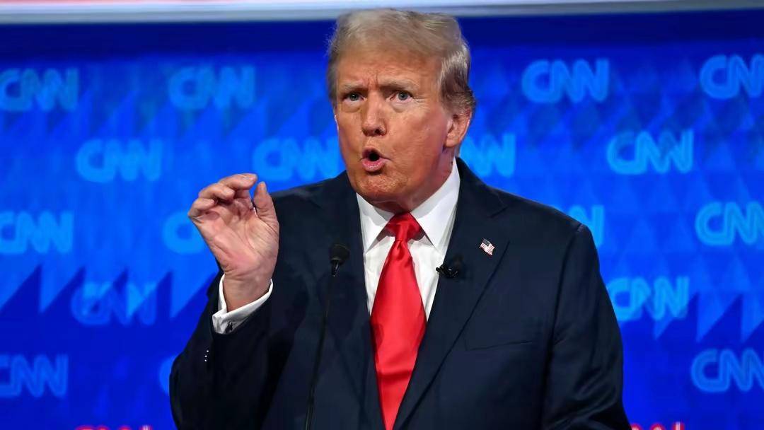 皇冠皇冠代理平台_准备登机离国皇冠皇冠代理平台，78岁特朗普上任首访，中方火速致电，对美称呼已变