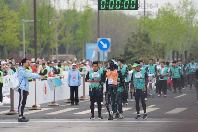 2022足球平台出租
_“天工”第一个冲出去2022足球平台出租
!全球首个人形机器人半程马拉松开跑