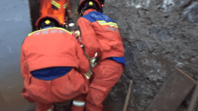 足球盘口出租_女子进入自家地窖取红薯时足球盘口出租，地窖突然坍塌……消防救援人员紧急施救