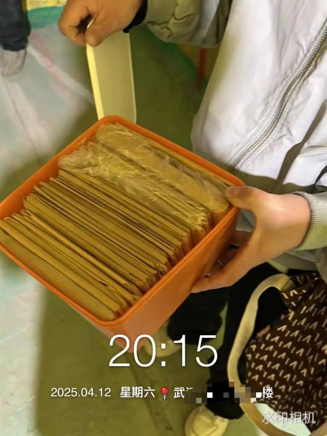 皇冠信用盘会员账号_旧房翻新拆出10万现金！装修经理不敢告诉女业主皇冠信用盘会员账号，男业主：并非私房钱，是家里的备用金