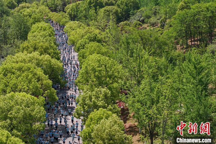皇冠信用盘需要押金吗_南京邮电大学五千余师生校友奔跑校园“薪火传·踏歌行”