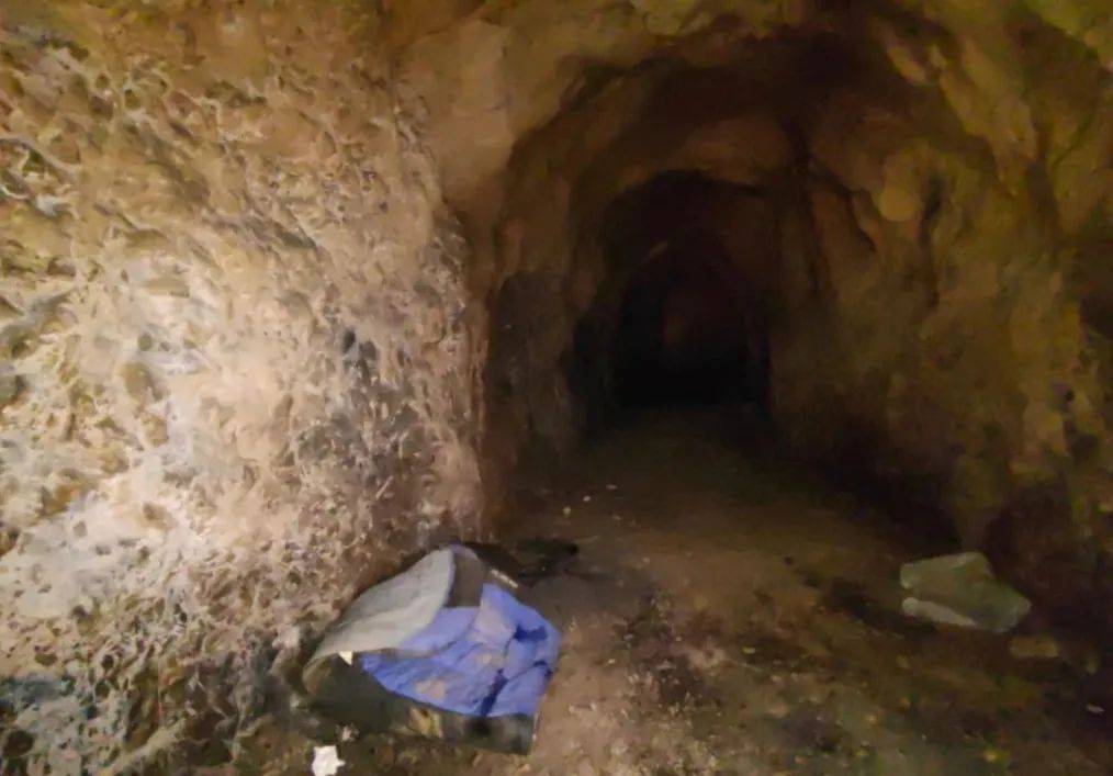 皇冠信用盘开通_网逃男子携带70多万元现金“隐居”山洞皇冠信用盘开通，白天睡觉，晚上才敢上街购物