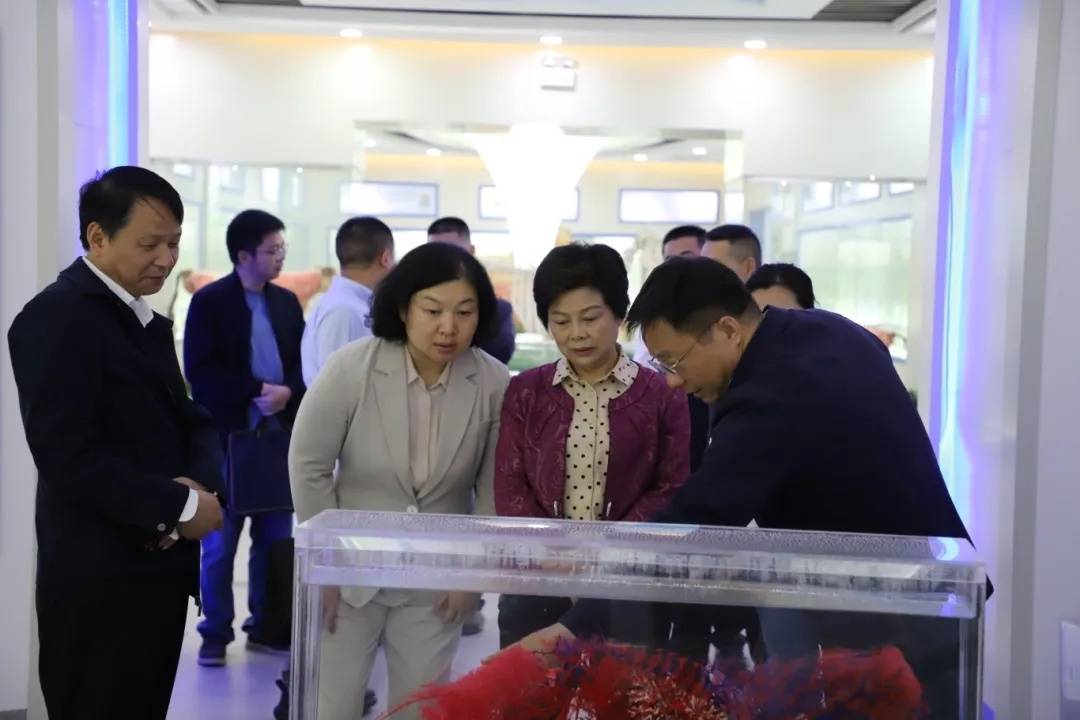 皇冠信用在线申请_贵州省政协副主席、民盟贵州省委主委冉霞到贵州农职院调研