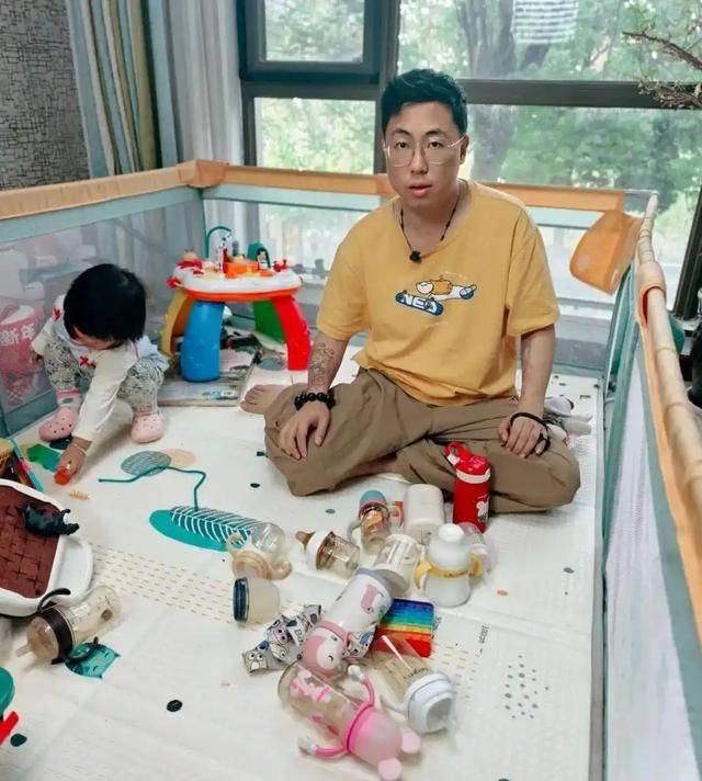 皇冠足球平台代理_男子全职带娃患产后抑郁现已离婚,呼吁关注理解产后抑郁